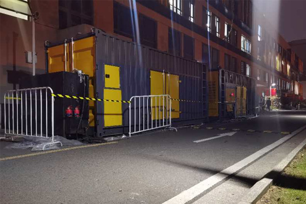 铁东柴油发电机组的输出电压是如何调节的？