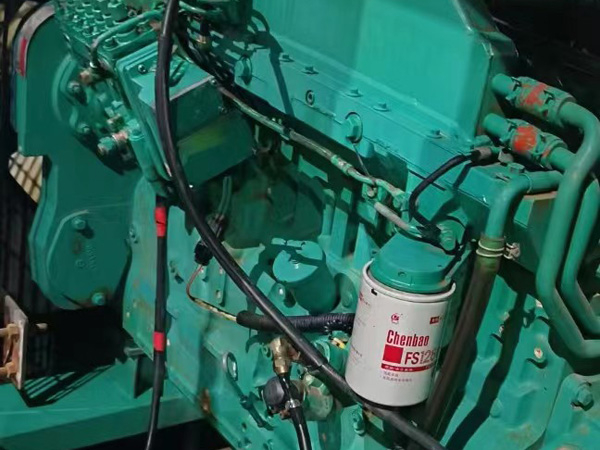 铁东如何确定新的发电机组控制系统是否与原系统兼容？